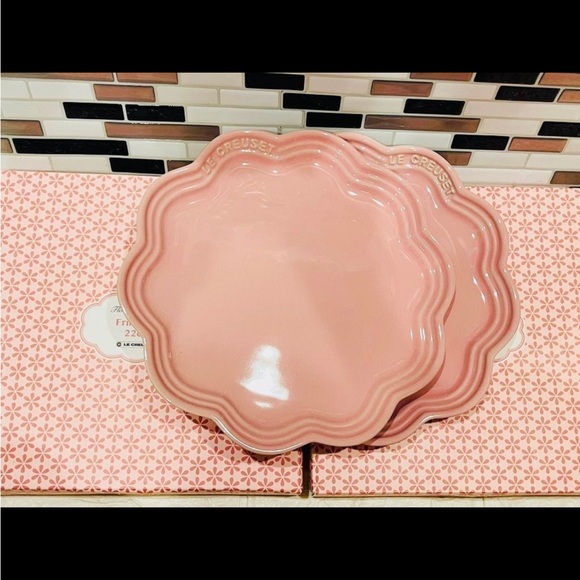 Le Creuset Frill Plates Set of 2 - Picture 2 of 5